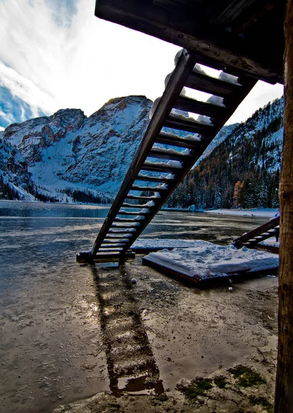 高山湖上的木梯, 蓝天雪山 — 图库照片