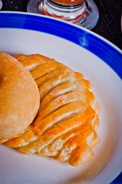 çörek, tuzlu kruvasan, meyve suyu ve süt Kahvaltı