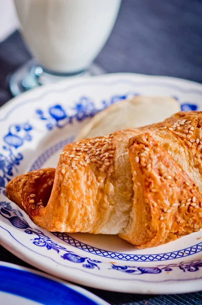 Butter croissant with sesame seeds baked with fresh glass of mil — Stock Photo, Image