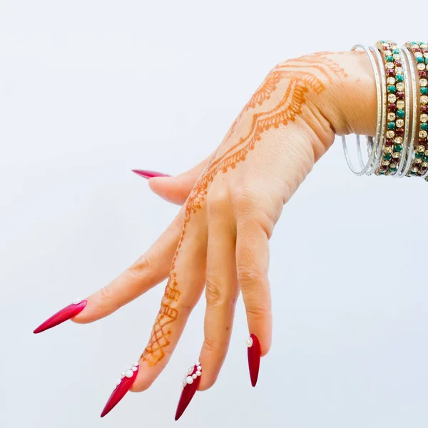 Uñas decoradas con brillantes y mano con tatuajes de henna — Foto de Stock