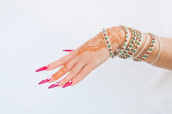 Ongles décorés avec brillant et main avec des tatouages au henné — Photo