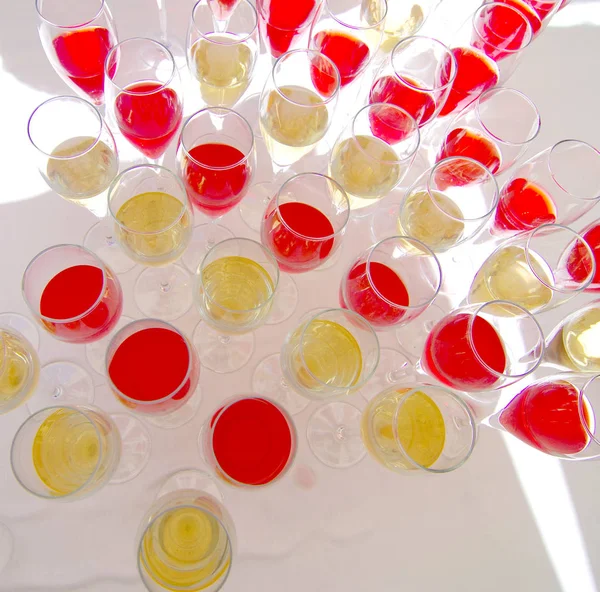 Πολύχρωμα ποτά και κοκτέιλ στο τραπέζι κόμματος — Φωτογραφία Αρχείου