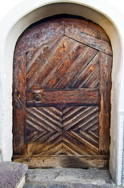 Ancienne porte en bois avec frappeur et mécanisme de fermeture — Photo
