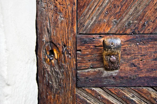 Mécanisme de verrouillage d'une ancienne porte en bois — Photo