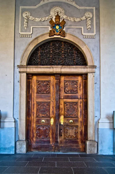 Oude houten deur met knocker en sluitingsmechanisme — Stockfoto