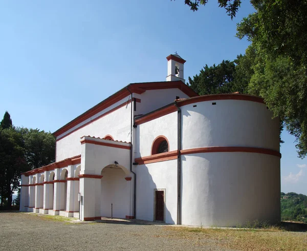 Белая церковь с арками и отделкой красным бриком — стоковое фото