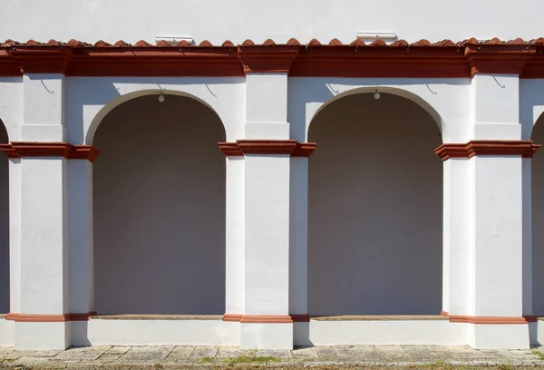 Arcos brancos típicos de edifícios mediterrânicos — Fotografia de Stock