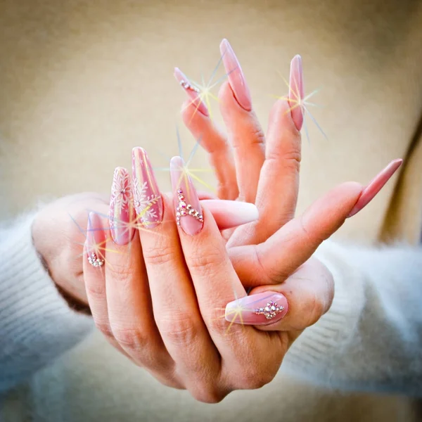 Ногти украшены розовым и белым цветом — стоковое фото