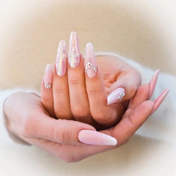 Nagels versierd met roze en witte kleur — Stockfoto