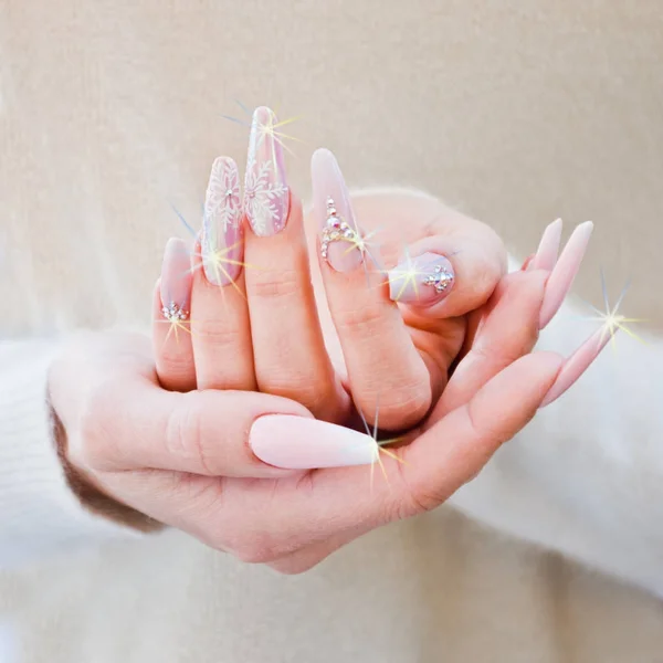 Unhas decoradas com cor rosa e branca — Fotografia de Stock