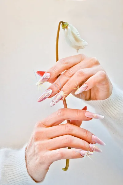 ピンクと白の色で飾られた爪を手締めます w — ストック写真