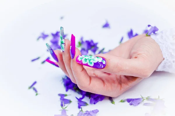 Uñas decoradas con arreglos florales para una primavera colorida a — Foto de Stock