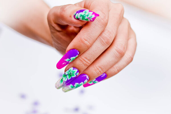 Nails decorated with floral arrangements for a colorful spring a