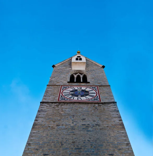 Clocher typique avec horloge des Alpes européennes — Photo