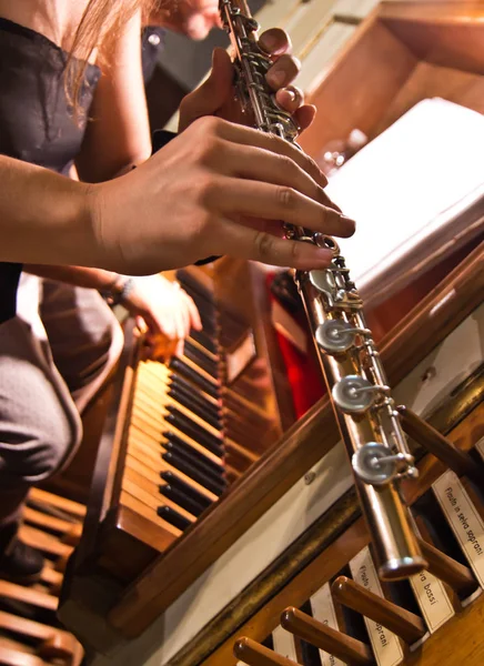 Muzikant vingers lopen snel op de toetsen van de fluit — Stockfoto