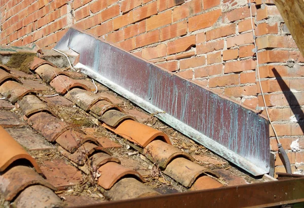 Proteção de cobre perfilado da chuva no canto do telhado — Fotografia de Stock