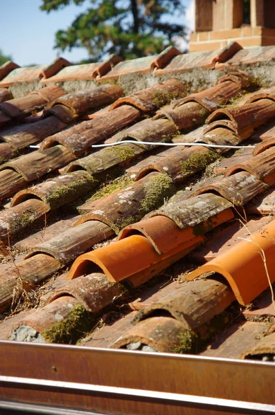 Roof with old and new tiles — Stock Photo, Image