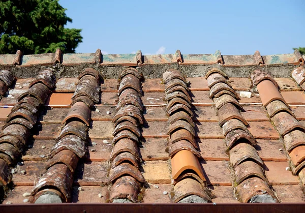 Telhado com azulejos antigos e novos — Fotografia de Stock