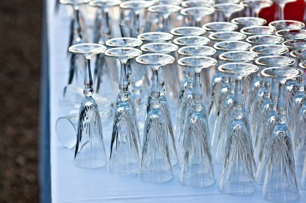 Reihen von runden Gläsern, um den Tisch zu decken — Stockfoto
