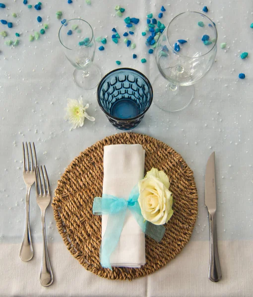 Juego de mesa con platos, cubiertos y vasos, arco azul y r blanco —  Fotos de Stock