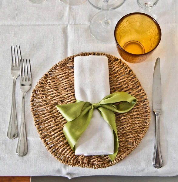 Table set with plates and cutlery and glasses and a beautiful gr — Stock Photo, Image