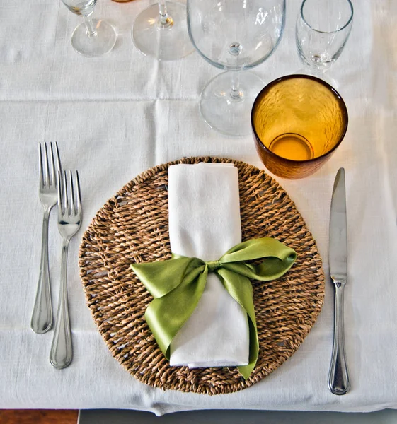 Tabellen med tallrikar och bestick och glas och en vacker gr — Stockfoto