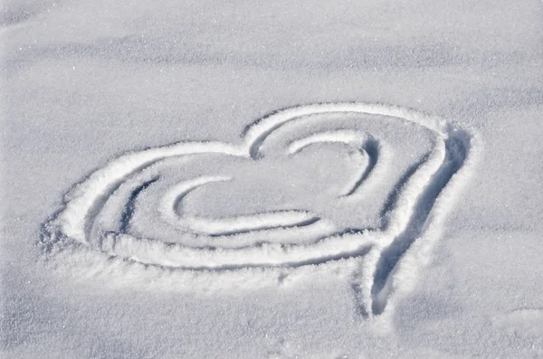 刻在雪地上的心 — 图库照片