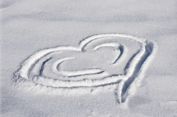 Srdce vyryté na sněhu Stock Snímky