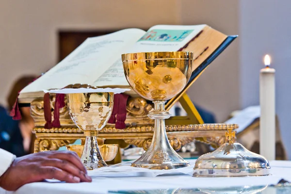 Pisside e cálice contêm vinho e anfitriões no altar do m — Fotografia de Stock