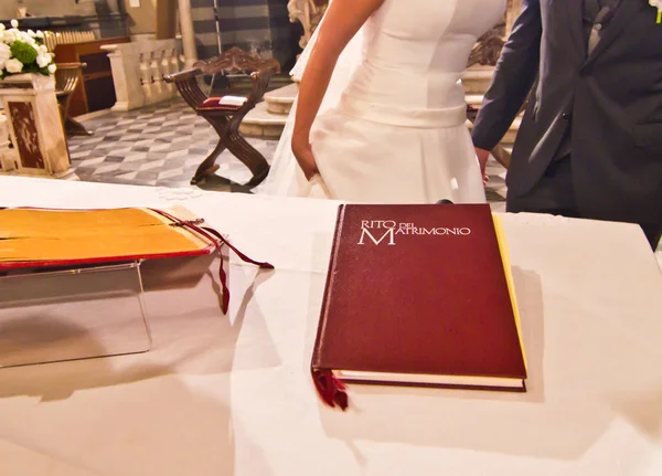 No altar o livro de casamento acolhe jovens casais casados — Fotografia de Stock