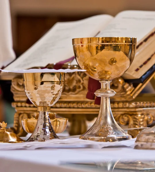 Pisside y cáliz contienen vino y anfitriones en el altar de la m —  Fotos de Stock