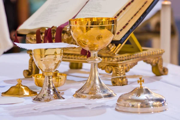 Pisside and chalice contain wine and hosts on the altar of the m — Stock Photo, Image