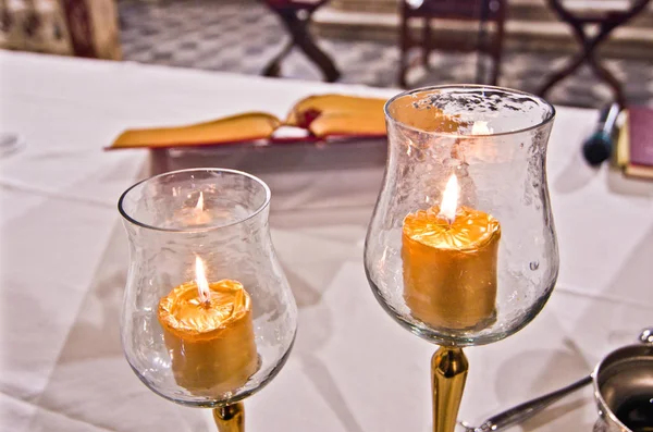Espolvorear, velas y misal en el altar de la misa —  Fotos de Stock