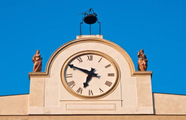 Dekorasyon ve heykelin üzerine toplumsal yapı ile saat