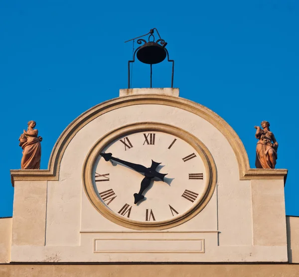 Horloge avec décorations et statue sur le bâtiment civique — Photo