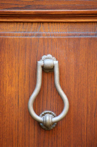 木製のドアの金属ノッカー — ストック写真