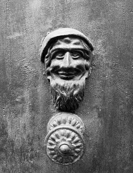 kulplu küçük cüce tarafından yapılan eski kapı