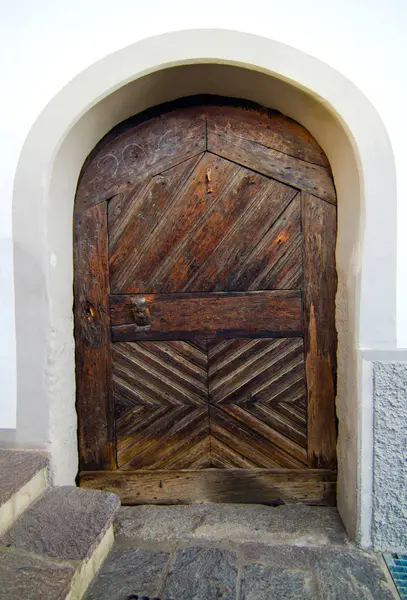 Ancienne porte en bois avec frappeur et mécanisme de fermeture — Photo