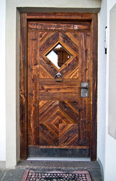 고 대 나무로 되는 문 문 고리와 닫는 메커니즘 — 스톡 사진