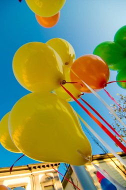 mavi gökyüzünde renkli balonlar
