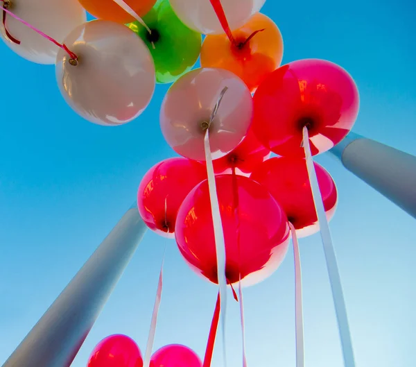 Globos de colores en el cielo azul — Foto de Stock