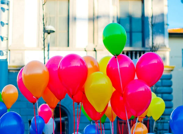 Colored balloons in the blue sky — Stock Photo, Image