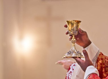 İsa'nın kanı Priest el kaldırsın