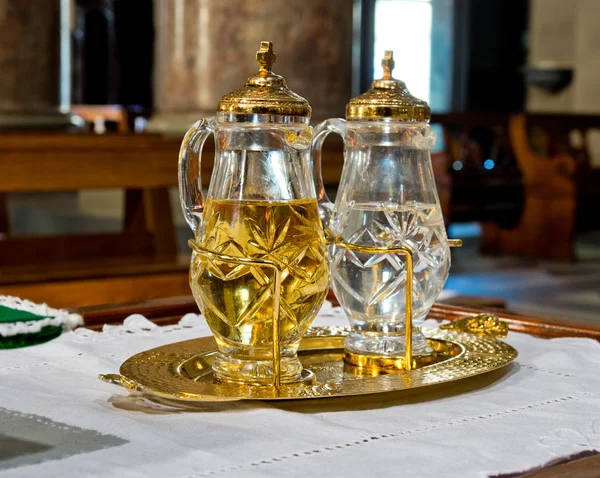 Eau bénite et vin saint prêts pour la messe — Photo