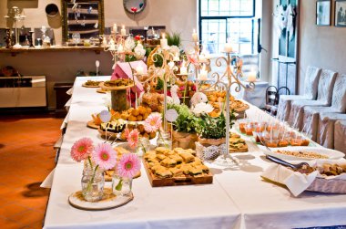 Gerçek tabloları bir aperatif veya meze için hazır açık büfe