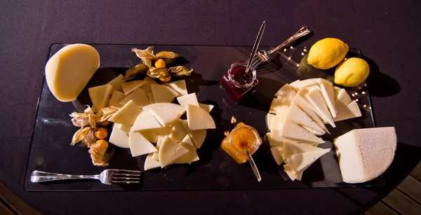 Zakąska serów serwowane z musztardą, dżemy i cytryny — Zdjęcie stockowe