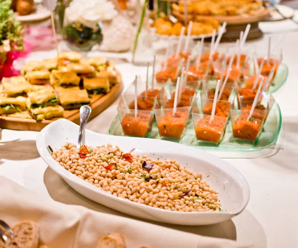 Tables à buffet avec apéritifs aux haricots aromatisés à l'oignon — Photo
