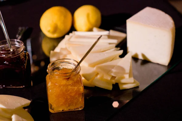 Hořčice s sýrem a citrónem předkrm oranžová — Stock fotografie