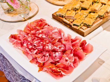 Gerçek tabloları bir aperatif veya meze için hazır açık büfe