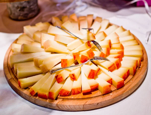 당신의 아페리티프 붉은 껍질과 치즈 — 스톡 사진
